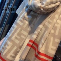 Fendi新款老花和鏈條元素設計絲絨巾