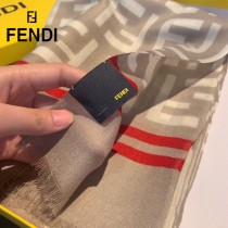 Fendi新款老花和鏈條元素設計絲絨巾