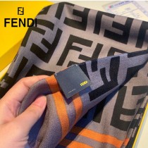 Fendi新款老花和鏈條元素設計絲絨巾