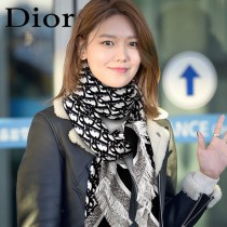 Dior最新的專櫃主打款D字母鎖邊140大方巾