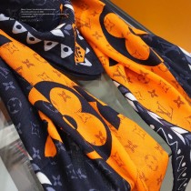 LV摩登圖案羊絨方巾Crafty Bi Color 披肩