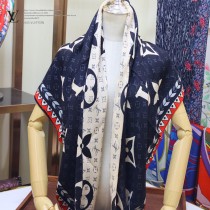 LV摩登圖案羊絨方巾Crafty Bi Color 披肩