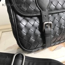 BV 寶緹嘉 B35261 原單手工編織新款男士MESSENGER BAG男黑色編織BV翻蓋郵差包