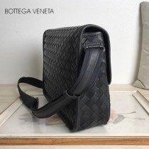 BV 寶緹嘉 B35261 原單手工編織新款男士MESSENGER BAG男黑色編織BV翻蓋郵差包