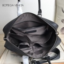 BV 寶緹嘉 B32888  原單手工編織新款男士新品MESSENGER BAG黑色編織BV公文包