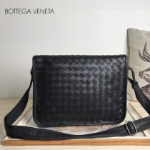 BV 寶緹嘉 B35261 原單手工編織新款男士MESSENGER BAG男黑色編織BV翻蓋郵差包