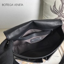 BV 寶緹嘉 B35261 原單手工編織新款男士MESSENGER BAG男黑色編織BV翻蓋郵差包