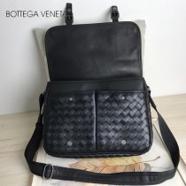 BV 寶緹嘉 B35261 原單手工編織新款男士MESSENGER BAG男黑色編織BV翻蓋郵差包