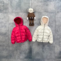 Moncler雙面穿羽絨服 連帽設計 ，袖子下擺微收