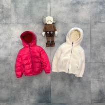 Moncler雙面穿羽絨服 連帽設計 ，袖子下擺微收