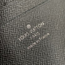 LV 原版皮  M69404-02  WEARABLE WALLET系列男女同款斜背包相機包