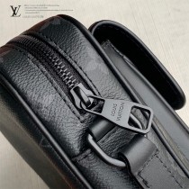 LV 原版皮  M69404-02  WEARABLE WALLET系列男女同款斜背包相機包