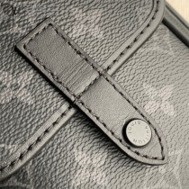 LV 原版皮  M69404-02  WEARABLE WALLET系列男女同款斜背包相機包