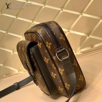 LV 原版皮  M69404-01  WEARABLE WALLET系列男女同款斜背包相機包