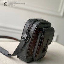 LV 原版皮  M69404-02  WEARABLE WALLET系列男女同款斜背包相機包