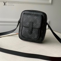 LV 原版皮  M69404-02  WEARABLE WALLET系列男女同款斜背包相機包