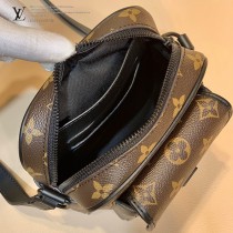 LV 原版皮  M69404-01  WEARABLE WALLET系列男女同款斜背包相機包