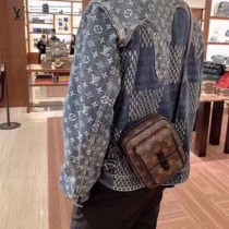 LV 原版皮  M69404-02  WEARABLE WALLET系列男女同款斜背包相機包