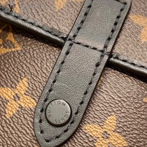 LV 原版皮  M69404-01  WEARABLE WALLET系列男女同款斜背包相機包
