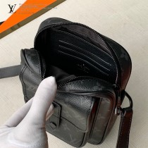 LV 原版皮  M69404-02  WEARABLE WALLET系列男女同款斜背包相機包