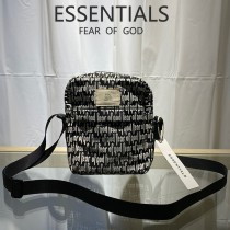 FEAR OF GOD FOG 復線滿印logo，彈幕小包 斜挎包 單肩包 男女潮牌情侶