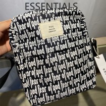 FEAR OF GOD FOG 復線滿印logo，彈幕小包 斜挎包 單肩包 男女潮牌情侶