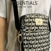 FEAR OF GOD FOG 復線滿印logo，彈幕小包 斜挎包 單肩包 男女潮牌情侶