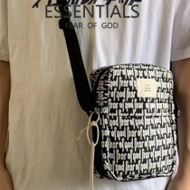FEAR OF GOD FOG 復線滿印logo，彈幕小包 斜挎包 單肩包 男女潮牌情侶