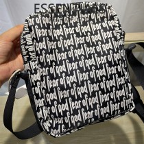 FEAR OF GOD FOG 復線滿印logo，彈幕小包 斜挎包 單肩包 男女潮牌情侶