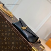 M80682   黑色   原單PADLOCK ON STRAP 手袋