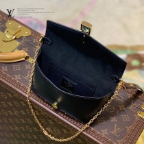 M80682   黑色   原單PADLOCK ON STRAP 手袋