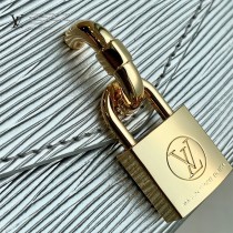M80819  銀  原單PADLOCK ON STRAP 手袋