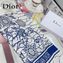 Dior最新的專櫃主打獅王原單羊絨長巾熱帶叢林系列