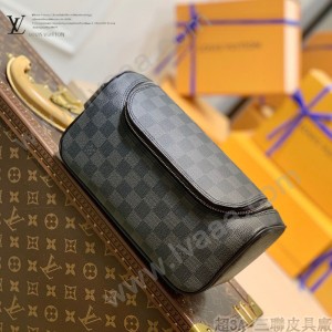 N47625-01 盥洗包 這款梳妝包采用Damier Graphite帆布製成