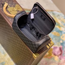 N47625-01 盥洗包 這款梳妝包采用Damier Graphite帆布製成