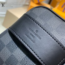 N47625-01 盥洗包 這款梳妝包采用Damier Graphite帆布製成