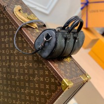 原單 M45947-01  本款 Keepall XS 手袋，非常適合女生背，男女同款