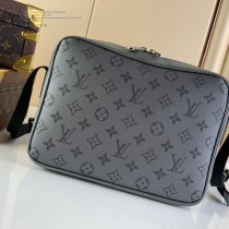 M30830  LV原單新款OUTDOOR 郵差包銀色限量版