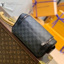 N47625-01 盥洗包 這款梳妝包采用Damier Graphite帆布製成