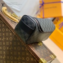 N47625-01 盥洗包 這款梳妝包采用Damier Graphite帆布製成