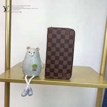 M60017-002  LV Zippy 拉鏈錢夾是路易威登的經典設計之一