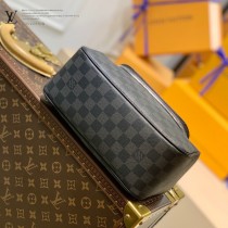 N47625-01 盥洗包 這款梳妝包采用Damier Graphite帆布製成