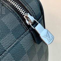 N47625-01 盥洗包 這款梳妝包采用Damier Graphite帆布製成