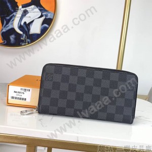 M60017-001  LV Zippy 拉鏈錢夾是路易威登的經典設計之一