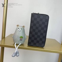 M60017-001  LV Zippy 拉鏈錢夾是路易威登的經典設計之一