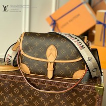 頂級原單 M45985 DIANE 手袋 配有一根皮肩帶 可腋下背 一根刺繡肩帶 可肩背斜跨