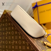 原單M46099奶白 Bagatelle BB 手袋令 Monogram 圖案歷經印花和壓印工藝
