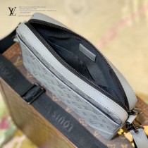 原單 M46104 Duo 郵差包 釋放 Monogram Shadow 皮革的摩登新意
