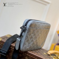 原單 M46104 Duo 郵差包 釋放 Monogram Shadow 皮革的摩登新意