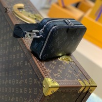 LV原單M80741 Alpha Wearable 小號郵差包